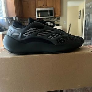 Yeezy 700 V3 “Alvah” Used 9.5